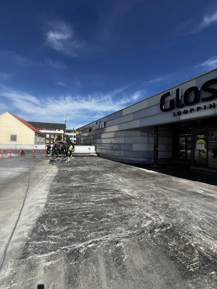 Shotblasting af dækket ved indgangen til Glostrup Shopping