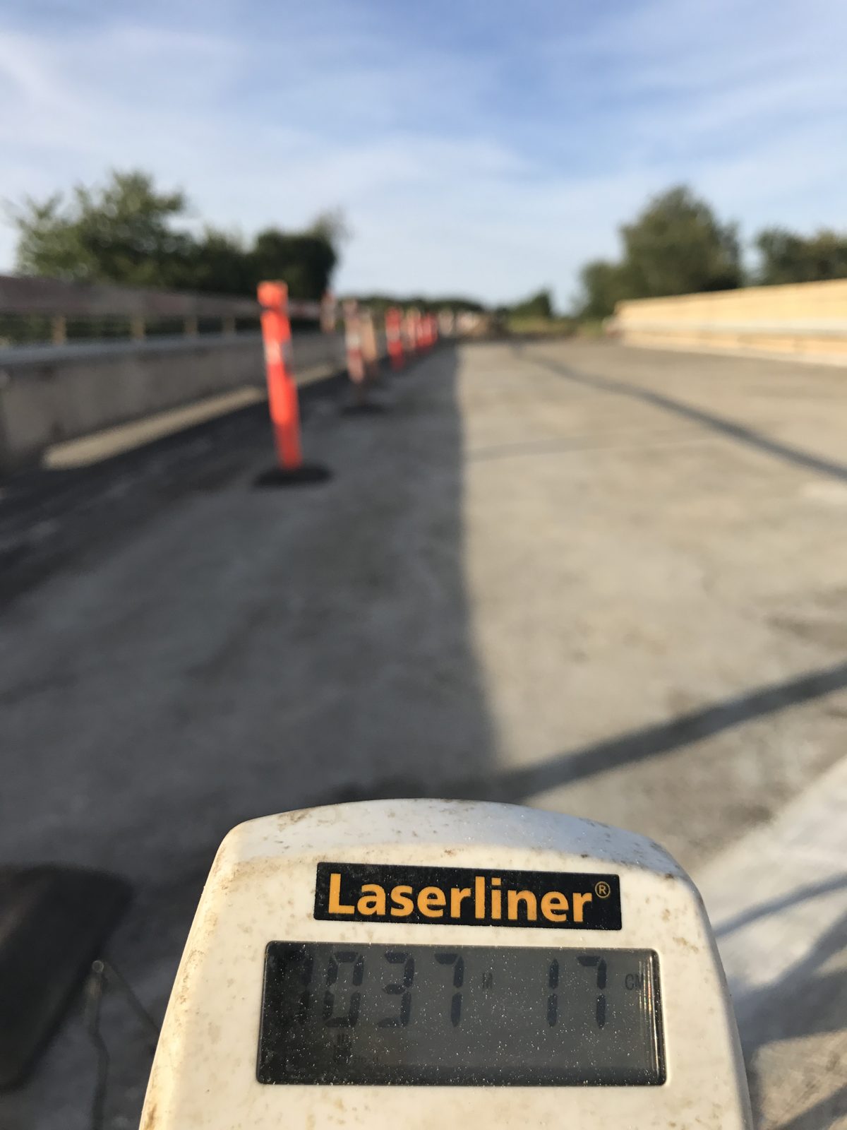 Rengjort betondæk før membran, opmåling med laser