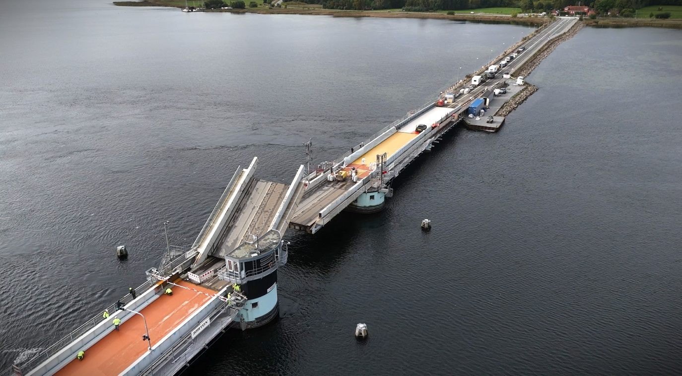 Luftfoto af Kronprins Frederiks Bro over Roskilde Fjord under omisoleringen med afspærret brodæk og gul membran på etape 1