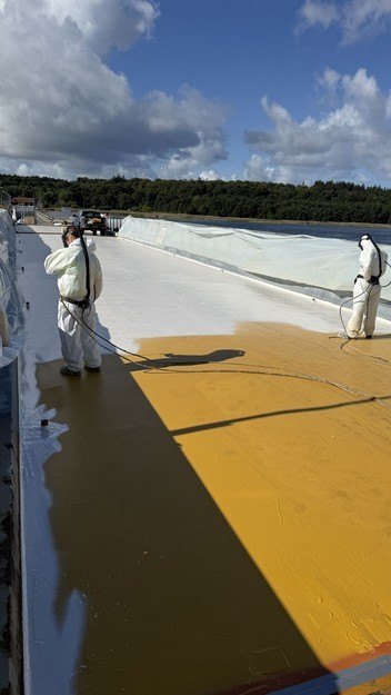 KBT-applikatorer sprøjter hvidt Eliminator-topcoat over det gule basecoat på Kronprins Frederiks Bro