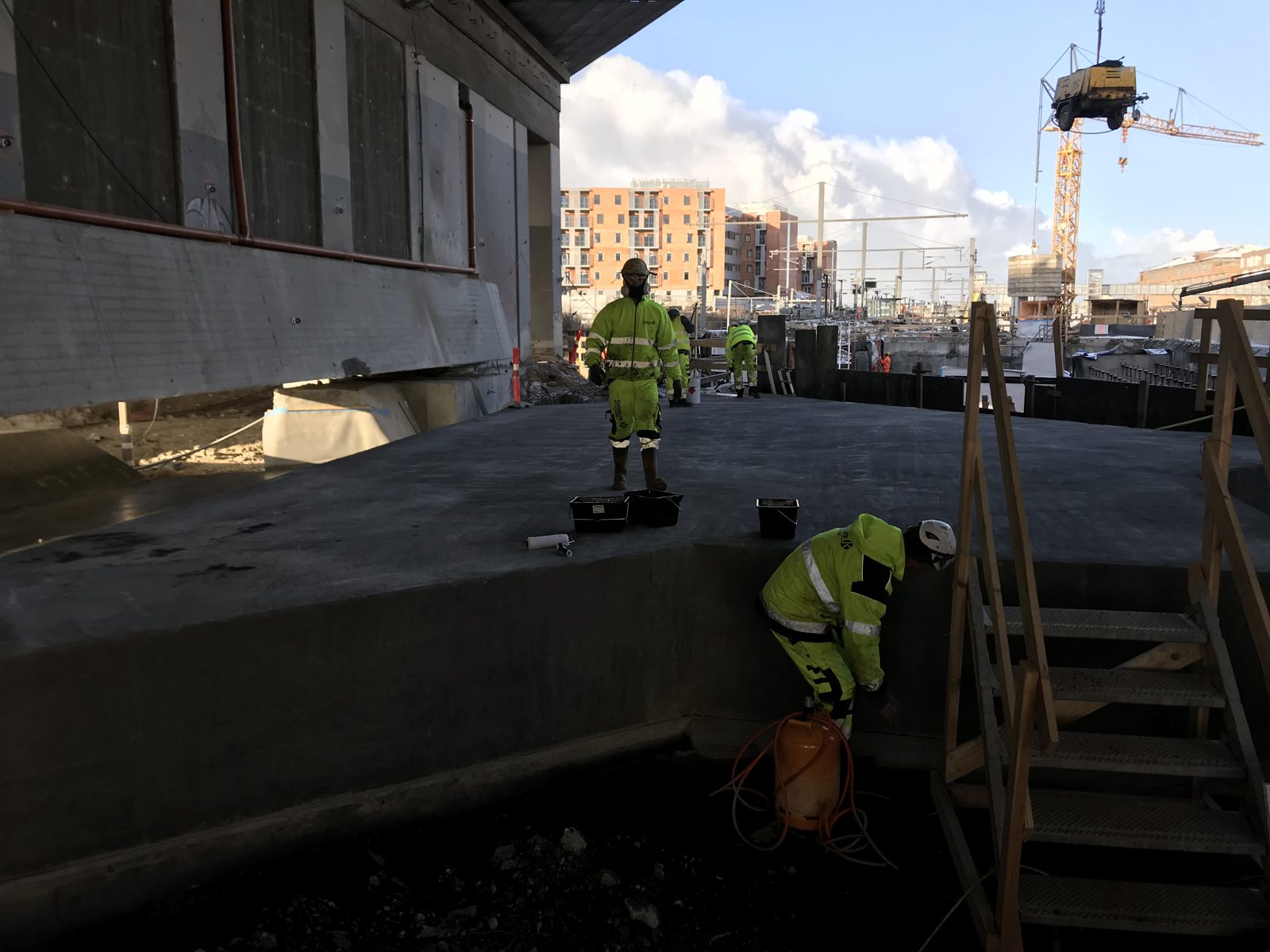 Primer rulles på betondækket under stationen ved Ny Ellebjerg, mens fugt fjernes med gasbrænder, januar 2019