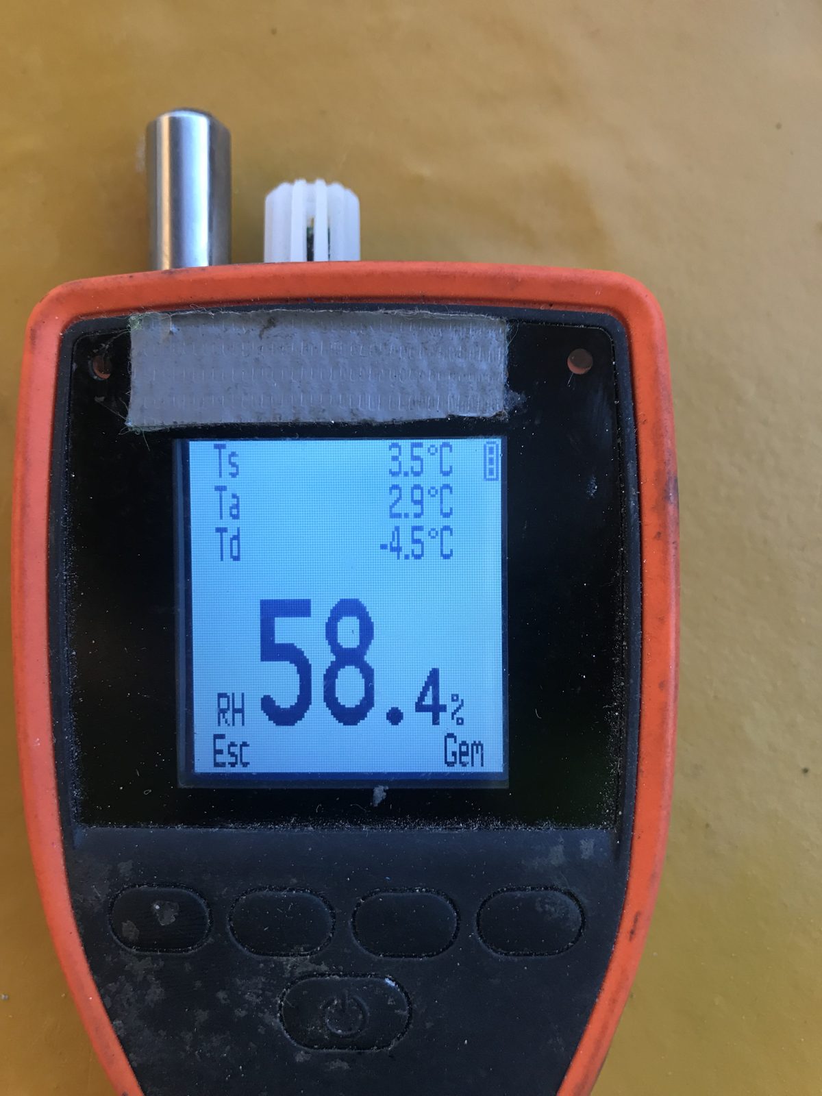Klimamåler på gul membran viser overflade 3,5 °C og dugpunkt −4,5 °C