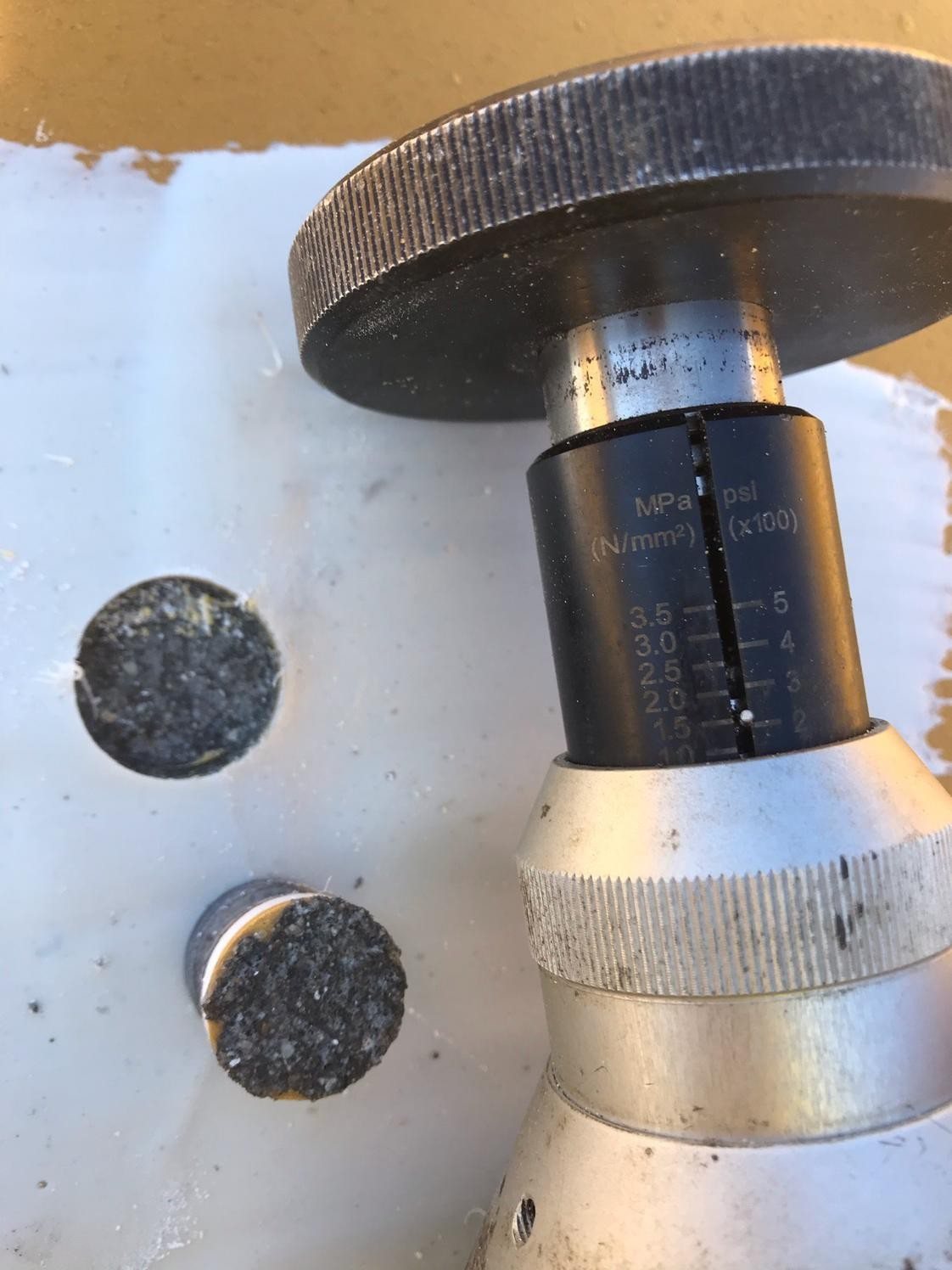 Aftræksprøve på færdig hvid membran med betonbrud på dollies