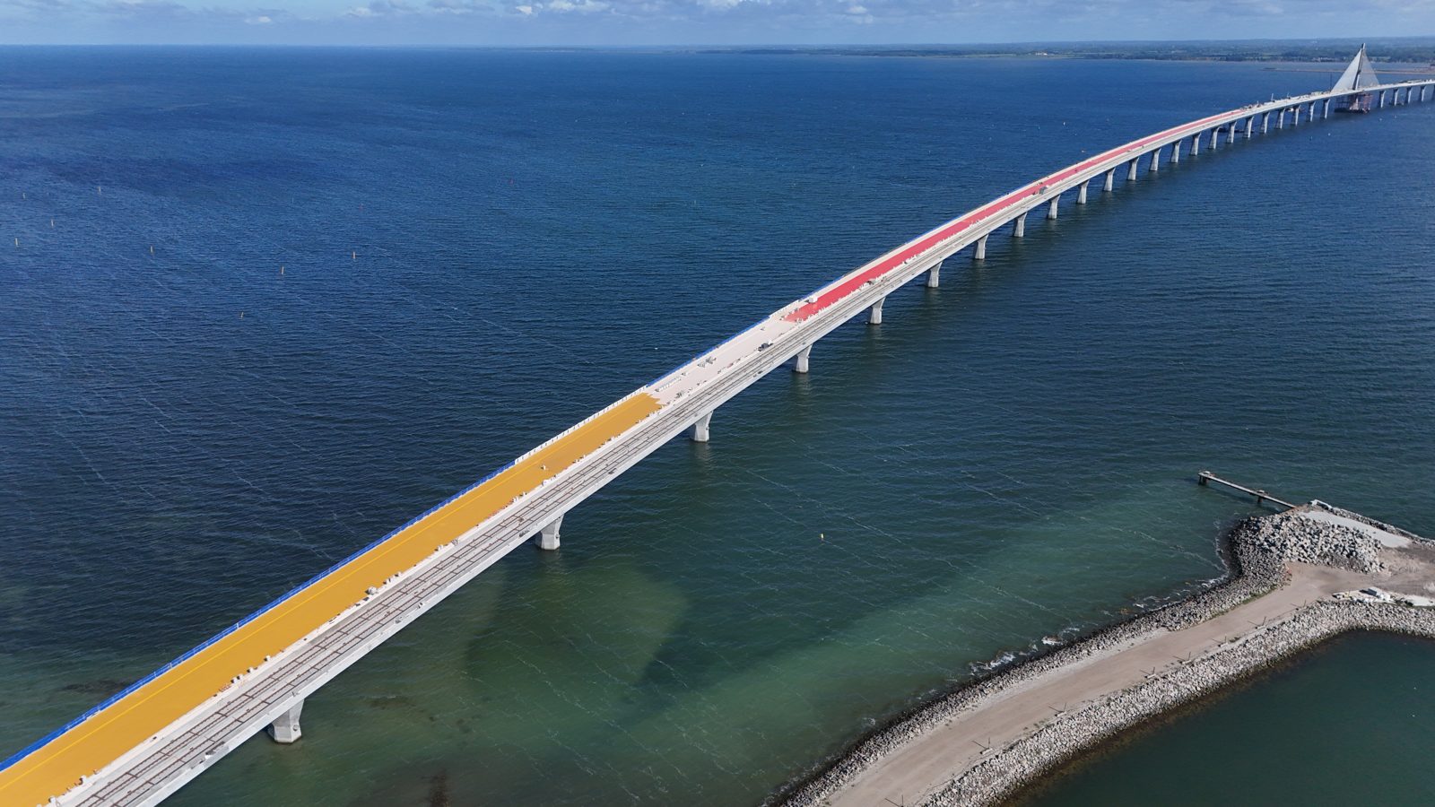 Aerial photo of the Storstrøm Bridge (Queen Margrethe II's Bridge) with the yellow KBT Type 5 membrane on the carriageway and the bridge stretching out across Storstrømmen