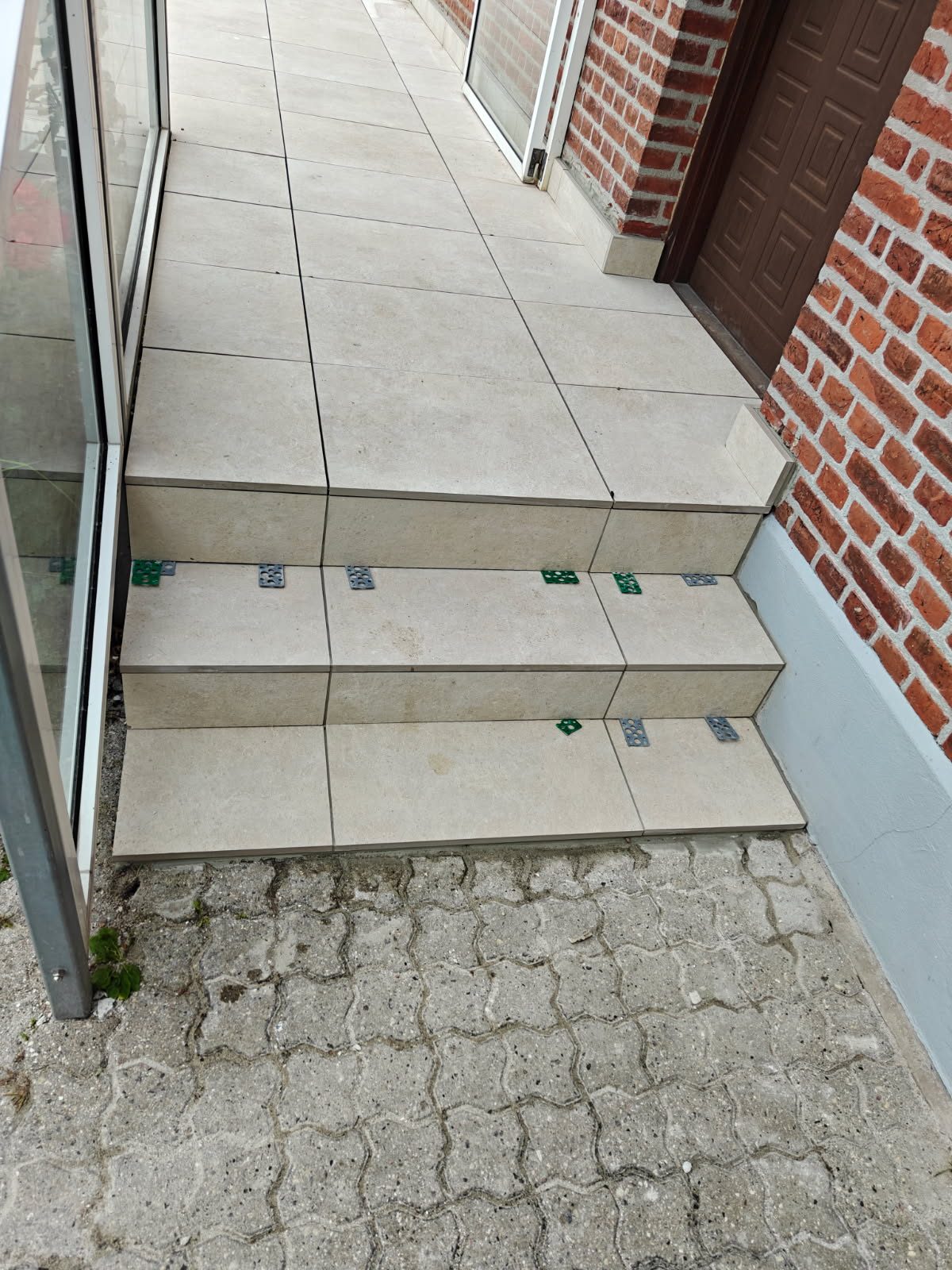 Færdig afslutning ved facade og indgang med flisebelagte trin