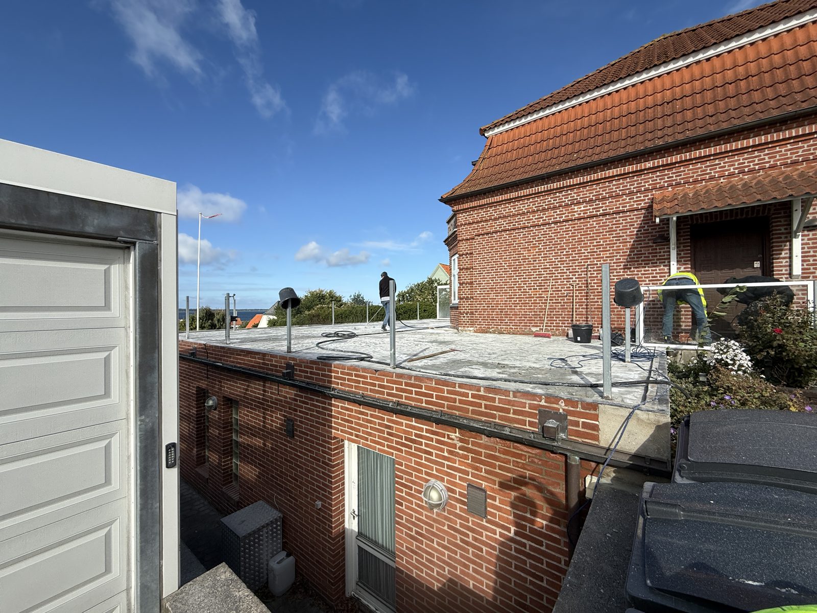 Terrassedækket afrenset til rå beton før opretning