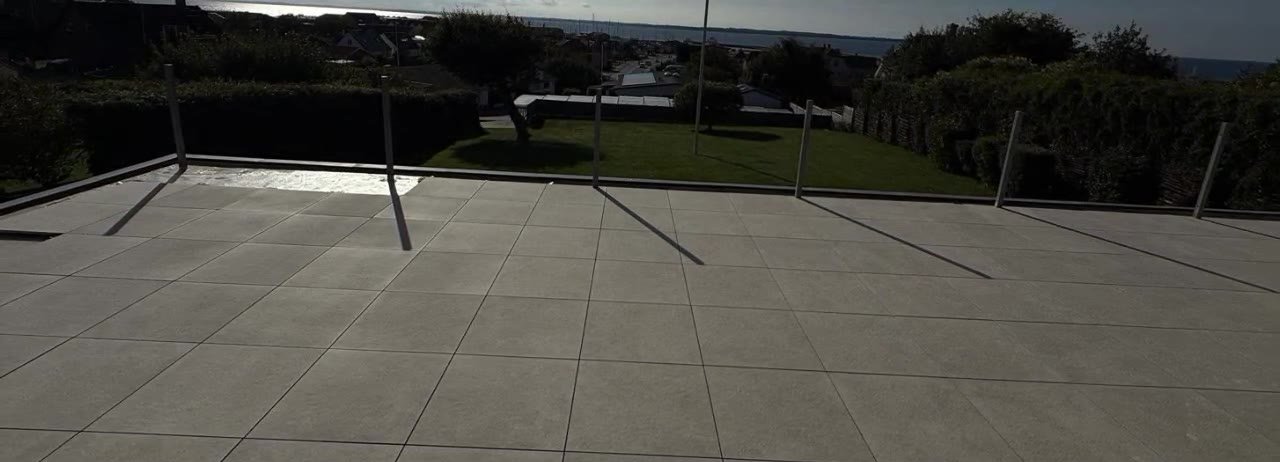 Færdig terrasse over pool med klinker på fødder, privat villa i Nordsjælland, september 2026