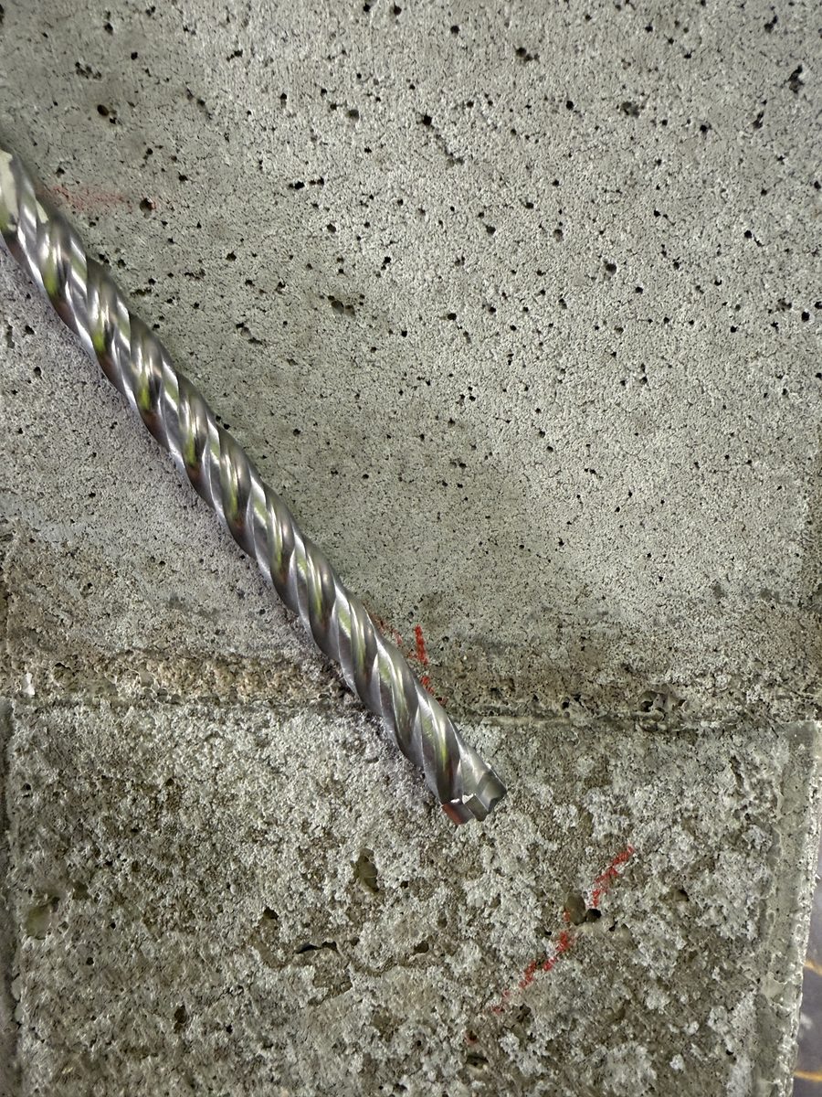 Bor i vinkel ind i støbeskel i betonvæg