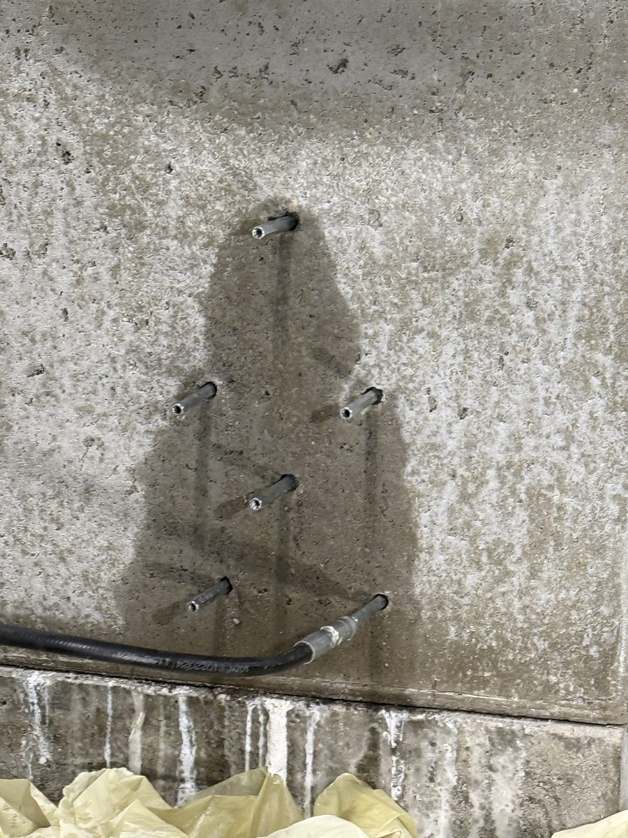 Honeycomb i beton med injektionspakkere og trykslangetilslutning