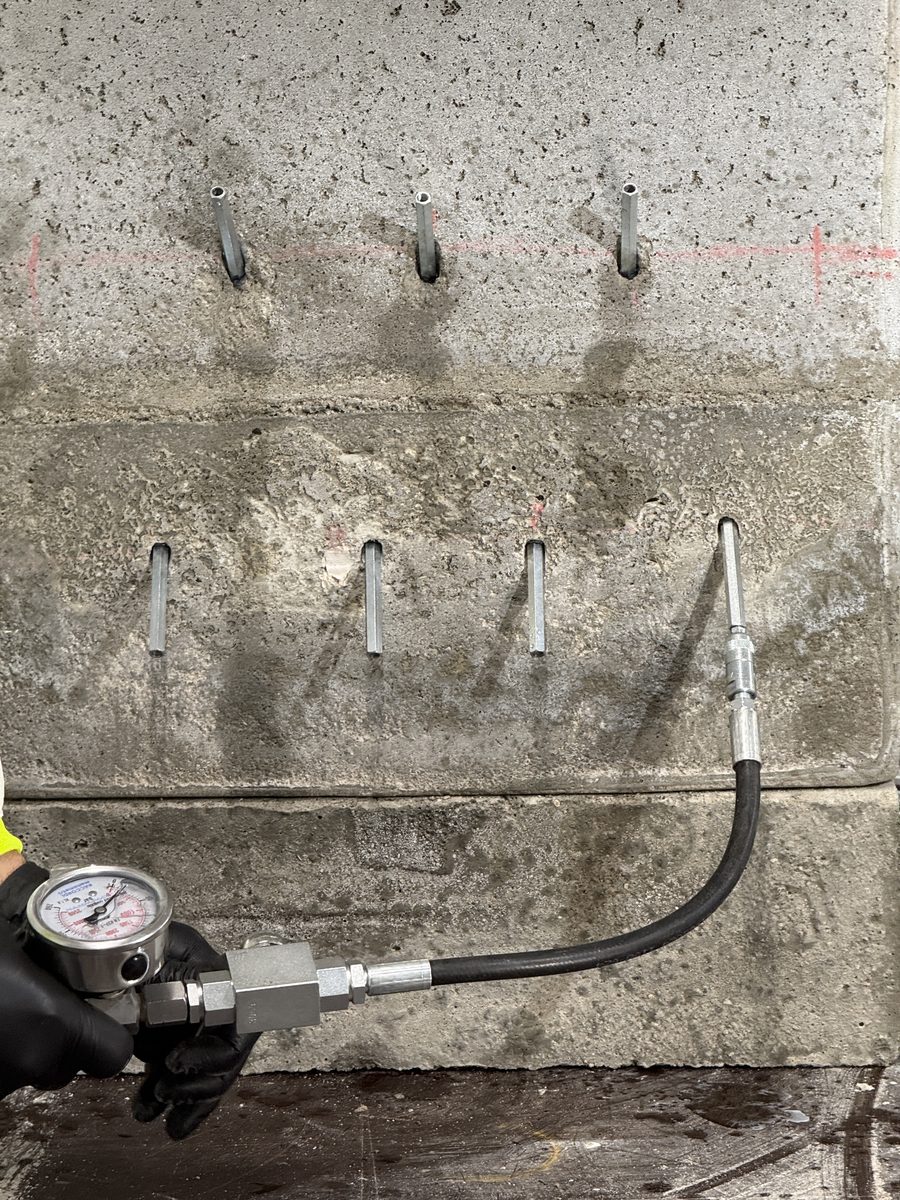 Injektionsudstyr med manometer viser kontrolleret tryk under injektion