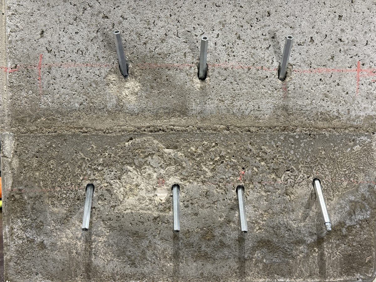 Injektionspakkere monteret i V-mønster langs støbeskel