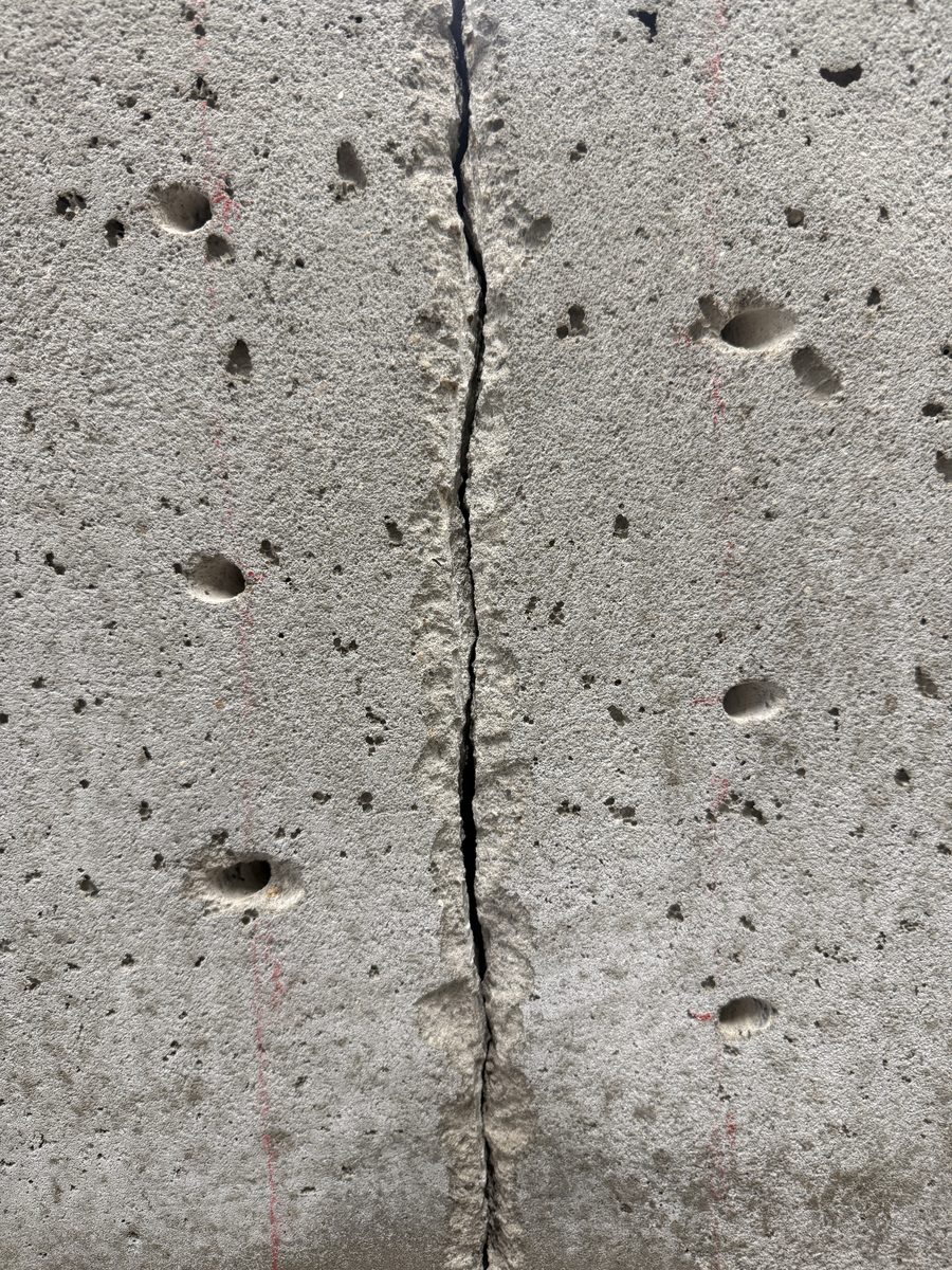 Revne i beton med præcisionsborede huller markeret med rødt