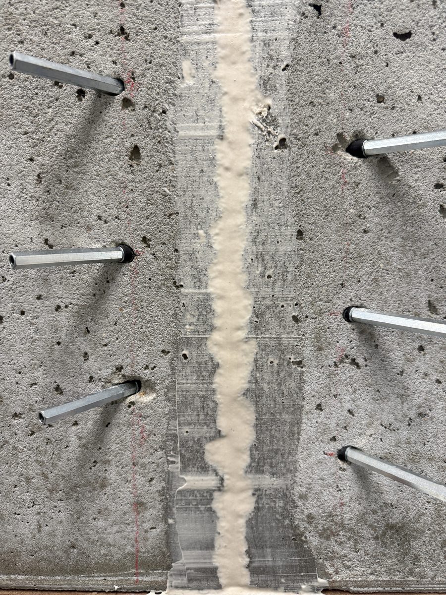 Injektionsmateriale har fyldt og tætnet revne i beton
