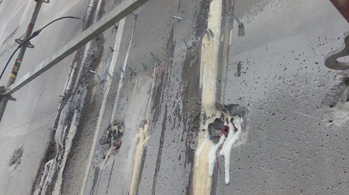 Større injektionsopgave med synligt hærdet materiale langs støbeskel